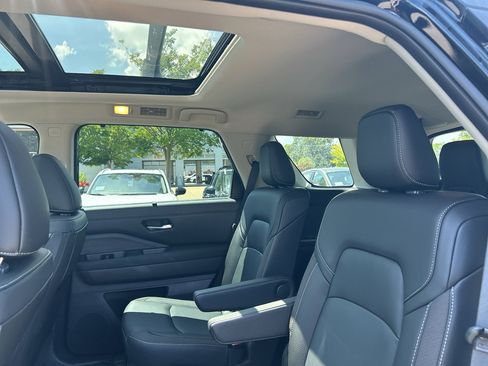 Used 2025 Nissan Pathfinder SL w/ SL Premium Package AWD/4WD image 10