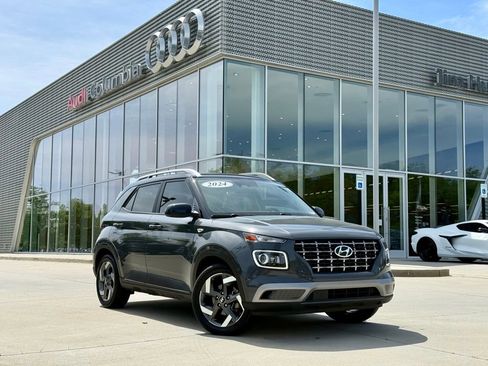 Used 2024 Hyundai Venue Limited FWD image 2