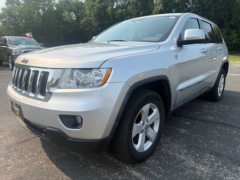 Used 2011 Jeep Grand Cherokee Laredo AWD/4WD image 3