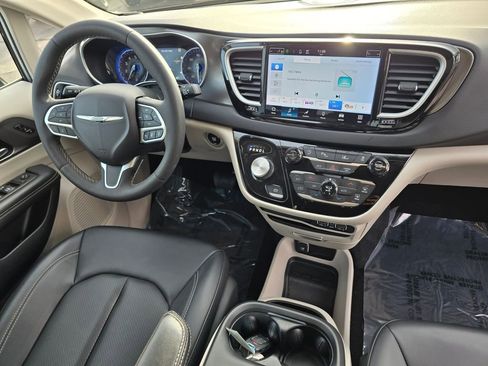 Used 2024 Chrysler Pacifica Touring-L image 11