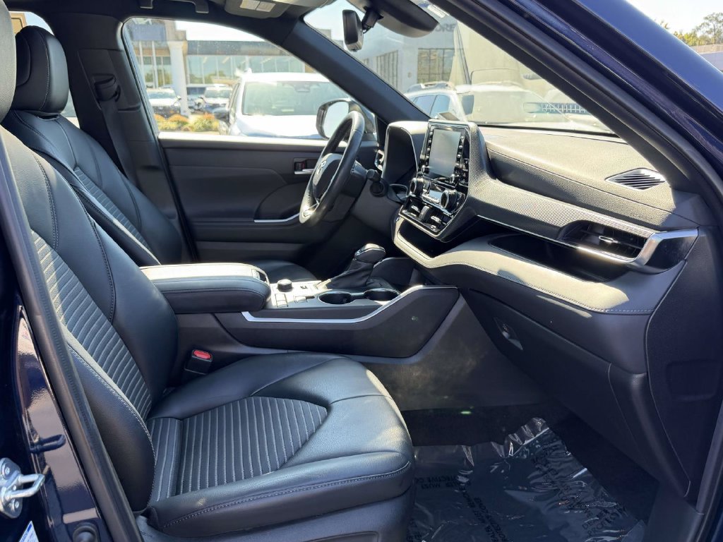 Used 2021 Toyota Highlander XSE AWD/4WD image 12