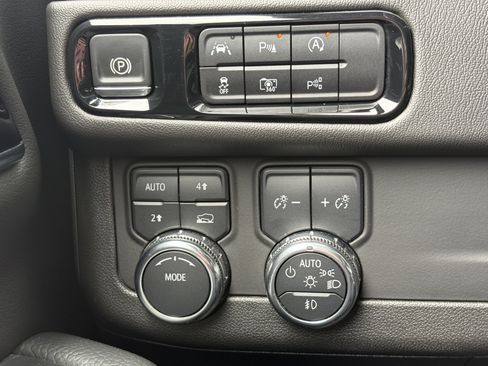 Used 2025 GMC Yukon XL Denali AWD/4WD image 28