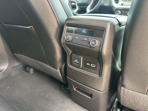 Used 2023 GMC Acadia SLT image 17