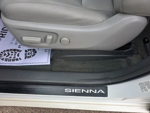 Used 2017 Toyota Sienna XLE w/ XLE Navigation Package image 13