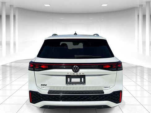 Certified 2025 Volkswagen Tiguan SEL R-Line AWD/4WD image 4