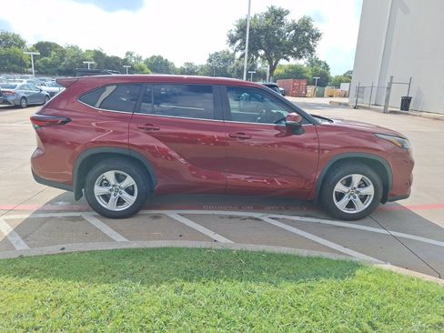 Used 2024 Toyota Highlander LE image 7