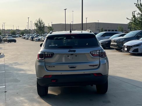 Used 2022 Jeep Compass Trailhawk w/ Trailhawk Convenience Group AWD/4WD image 11