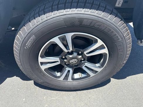 Used 2017 Toyota Tacoma 2WD Double Cab image 13