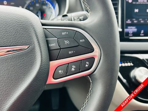 Used 2023 Chrysler Pacifica Touring-L FWD image 6