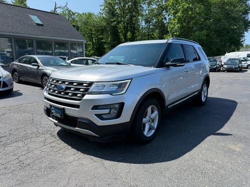 Used 2016 Ford Explorer XLT w/ Equipment Group 202A AWD/4WD image 3