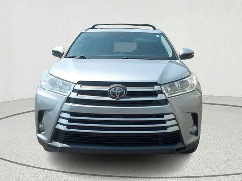 Used 2019 Toyota Highlander XLE FWD image 2