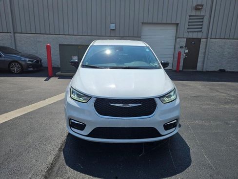 Used 2024 Chrysler Pacifica Touring-L FWD image 2