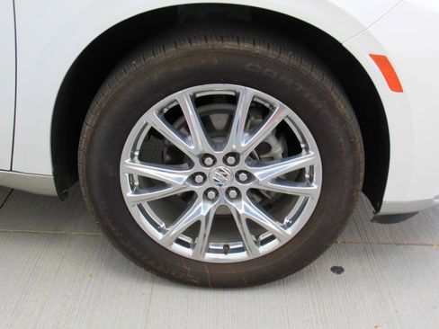 Used 2024 Buick Enclave Essence FWD image 37