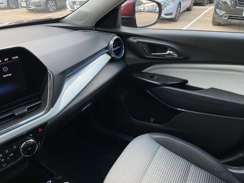 Used 2025 Chevrolet Trax LT image 33