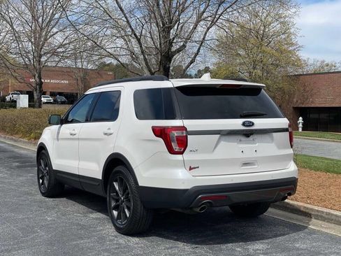 Used 2017 Ford Explorer XLT w/ Equipment Group 202A image 5