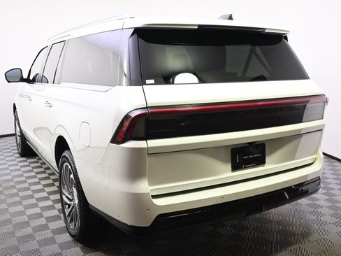 Certified 2025 Lincoln Navigator L Reserve AWD/4WD image 4