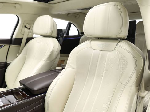 Used 2020 Bentley Flying Spur W12 image 20