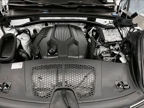 Used 2025 Porsche Macan image 56