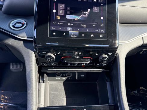 Used 2024 Jeep Grand Cherokee Altitude image 25