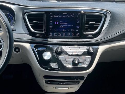 Used 2018 Chrysler Pacifica Limited FWD image 6