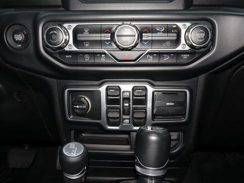 Used 2018 Jeep Wrangler Unlimited Sahara w/ Safety Group AWD/4WD image 11