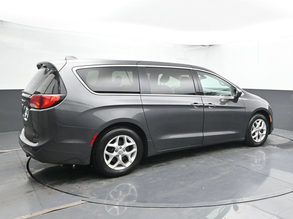 Used 2018 Chrysler Pacifica Touring Plus w/ Tire & Wheel Group FWD image 3