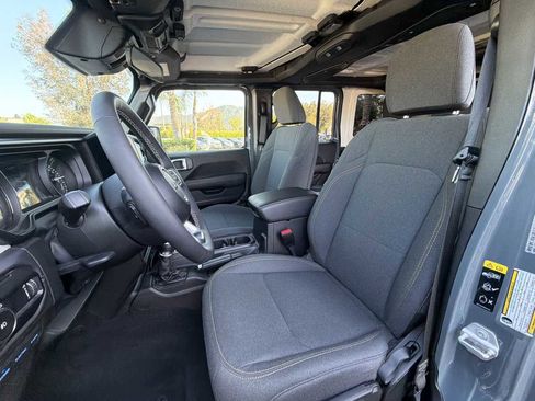 Used 2025 Jeep Wrangler Unlimited Sahara w/ Safety Group AWD/4WD image 17
