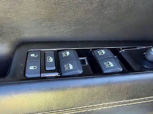 Used 2023 Jeep Wagoneer Series III w/ Preferred Equipment Group AWD/4WD image 15
