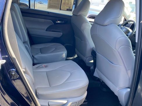 Used 2020 Toyota Highlander XLE image 18