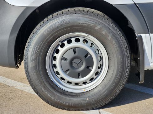 New 2024 Mercedes-Benz eSprinter 170 Cargo image 9