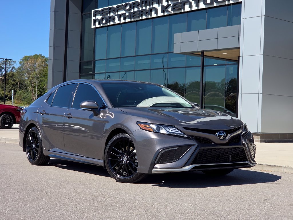 Used 2024 Toyota Camry XSE FWD image 2