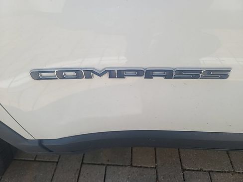 Used 2018 Jeep Compass Latitude FWD image 7