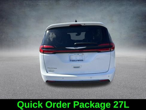 Certified 2024 Chrysler Pacifica Touring-L FWD image 6