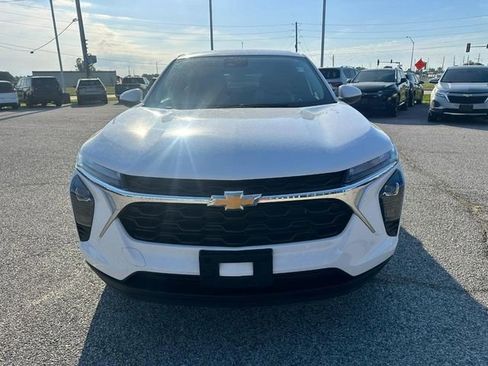 Used 2025 Chevrolet Trax LS w/ LS Convenience Package FWD image 9