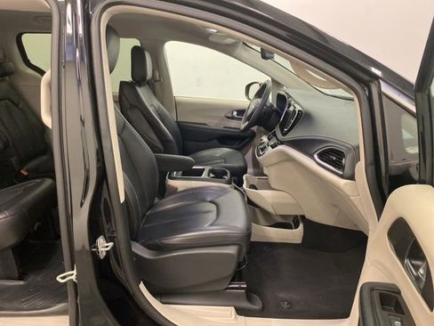 Used 2023 Chrysler Pacifica Touring-L FWD image 25