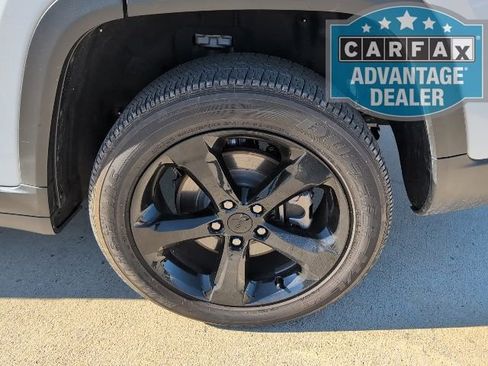 Used 2024 Jeep Grand Cherokee L Altitude image 3