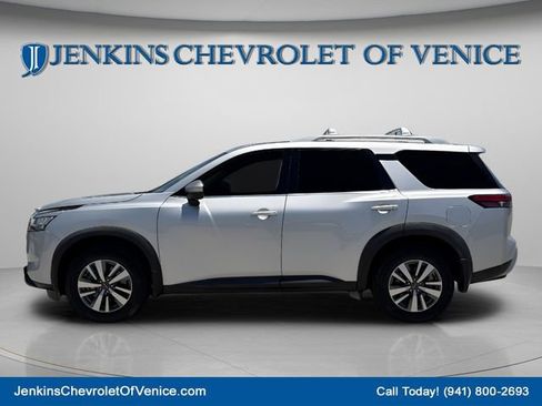 Used 2022 Nissan Pathfinder SL FWD image 9