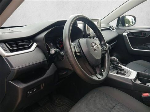 Used 2021 Toyota RAV4 LE FWD image 10