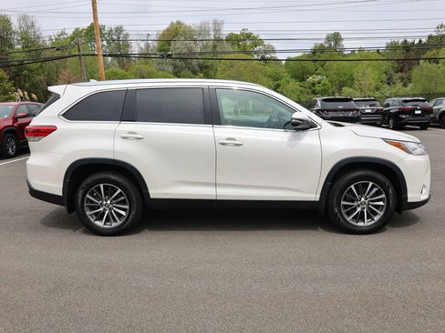 Used 2019 Toyota Highlander XLE AWD/4WD image 8