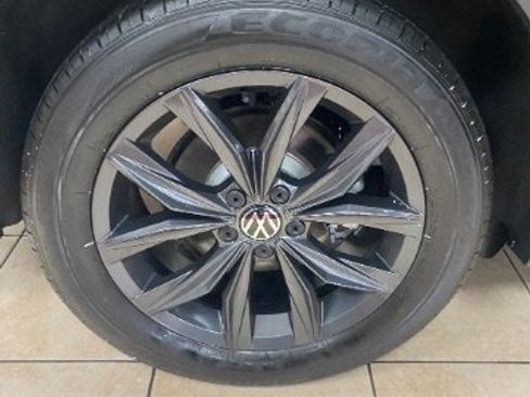 Used 2024 Volkswagen Tiguan SE image 36