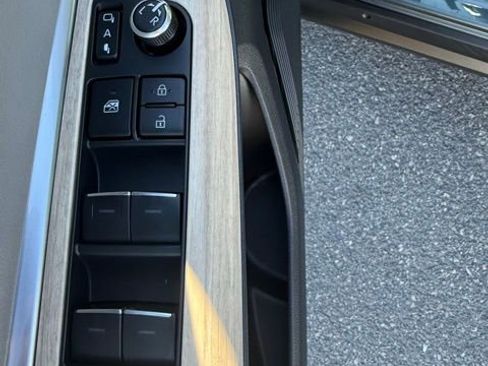 Used 2022 Toyota Venza XLE image 16