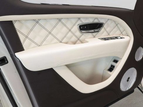 Used 2022 Bentley Bentayga AWD/4WD image 25