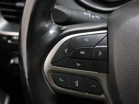 Used 2019 Jeep Cherokee Latitude Plus w/ Comfort/Convenience Group AWD/4WD image 8