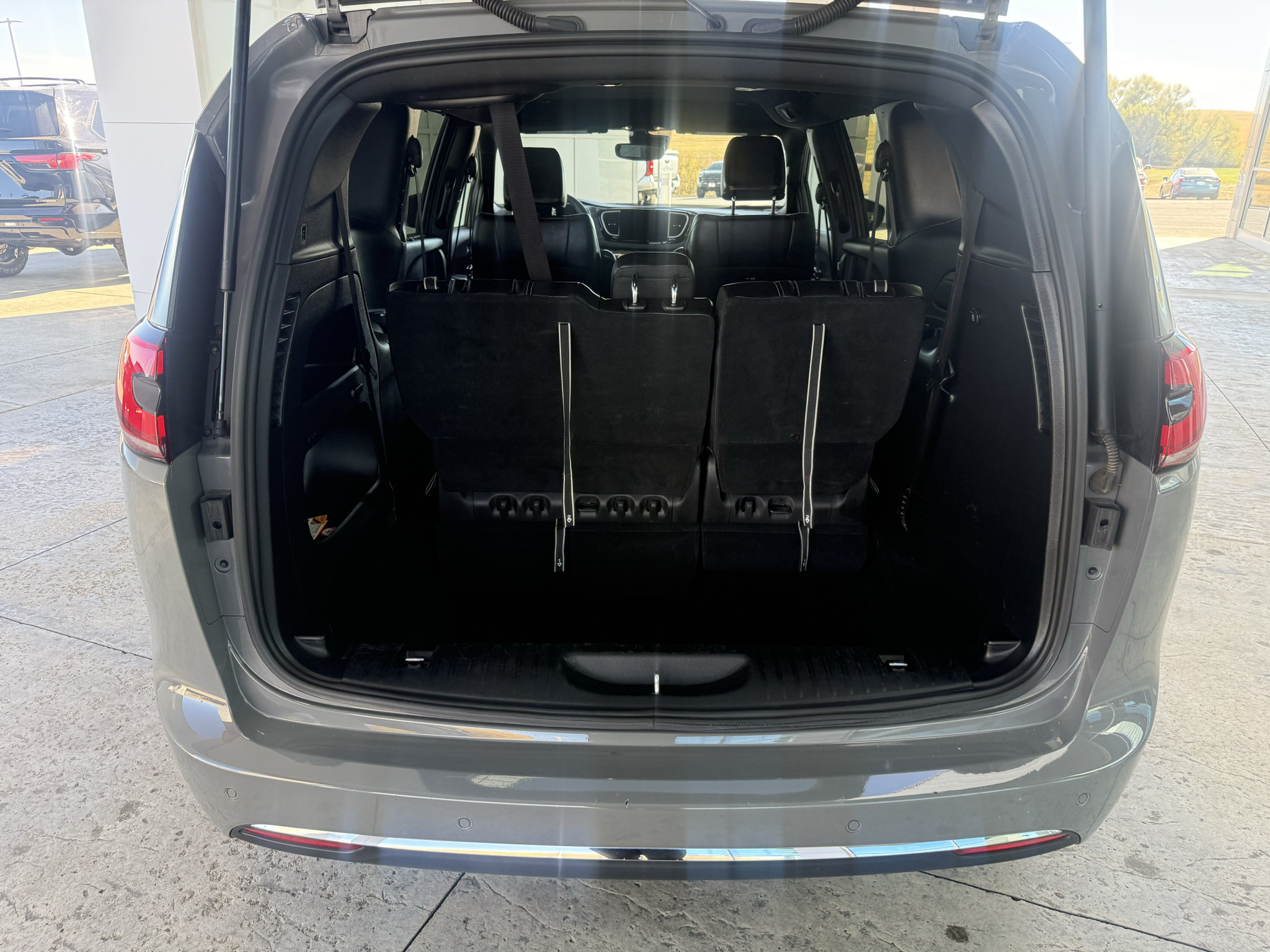 Used 2025 Chrysler Pacifica Select FWD image 10