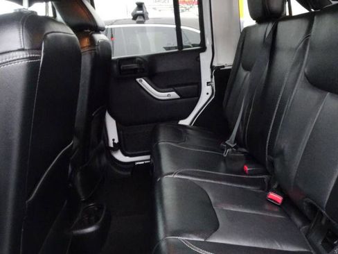 Used 2018 Jeep Wrangler Unlimited Sahara w/ Connectivity Group AWD/4WD image 12