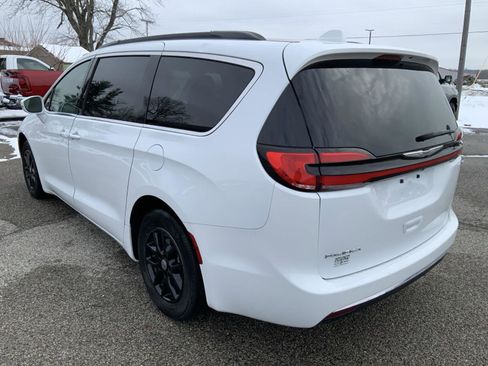 Used 2022 Chrysler Pacifica Touring-L image 8
