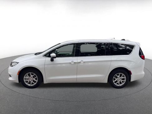 Used 2022 Chrysler Voyager LX FWD image 9