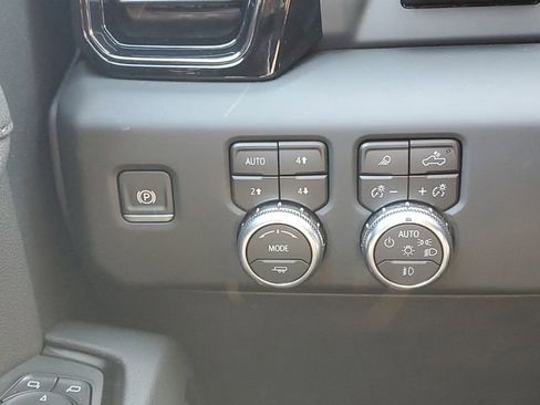 Used 2025 GMC Sierra 1500 AT4 w/ AT4 Premium Package AWD/4WD image 18