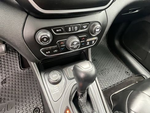 Used 2019 Jeep Cherokee Latitude Plus w/ Comfort/Convenience Group image 19