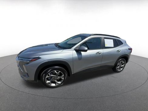 Used 2025 Chevrolet Trax LT FWD image 7